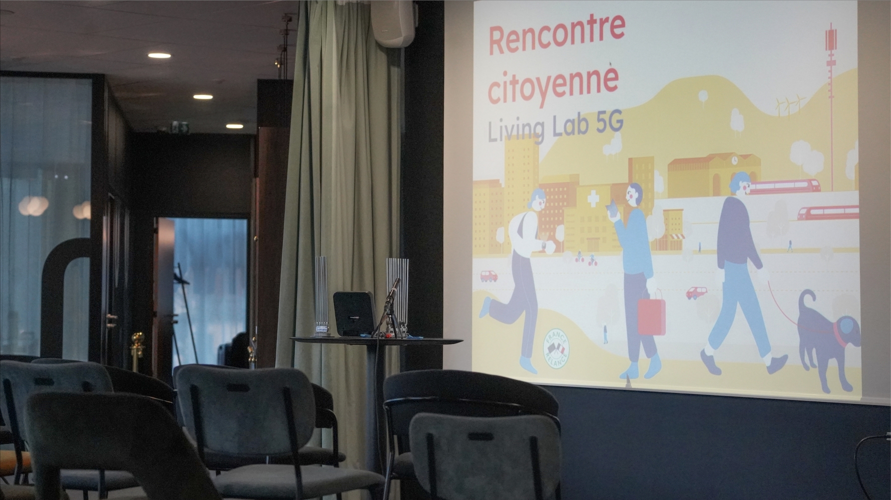 écran sur lequel est projeté une illustration