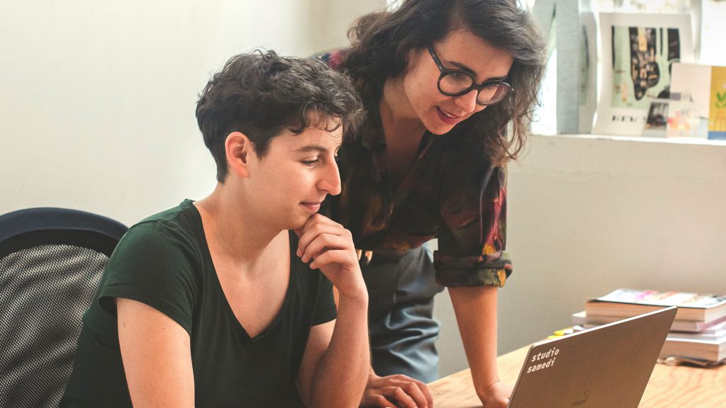 Marine et Louise qui regardent un écran d'ordinateur