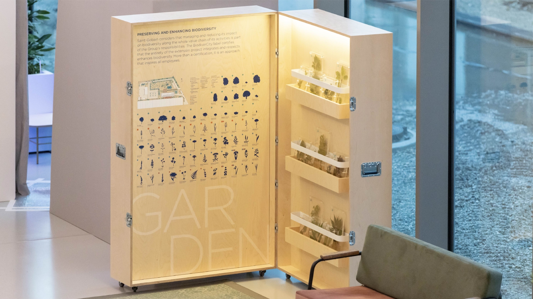 boîte herbier située dans le hall du nouveau bâtiment