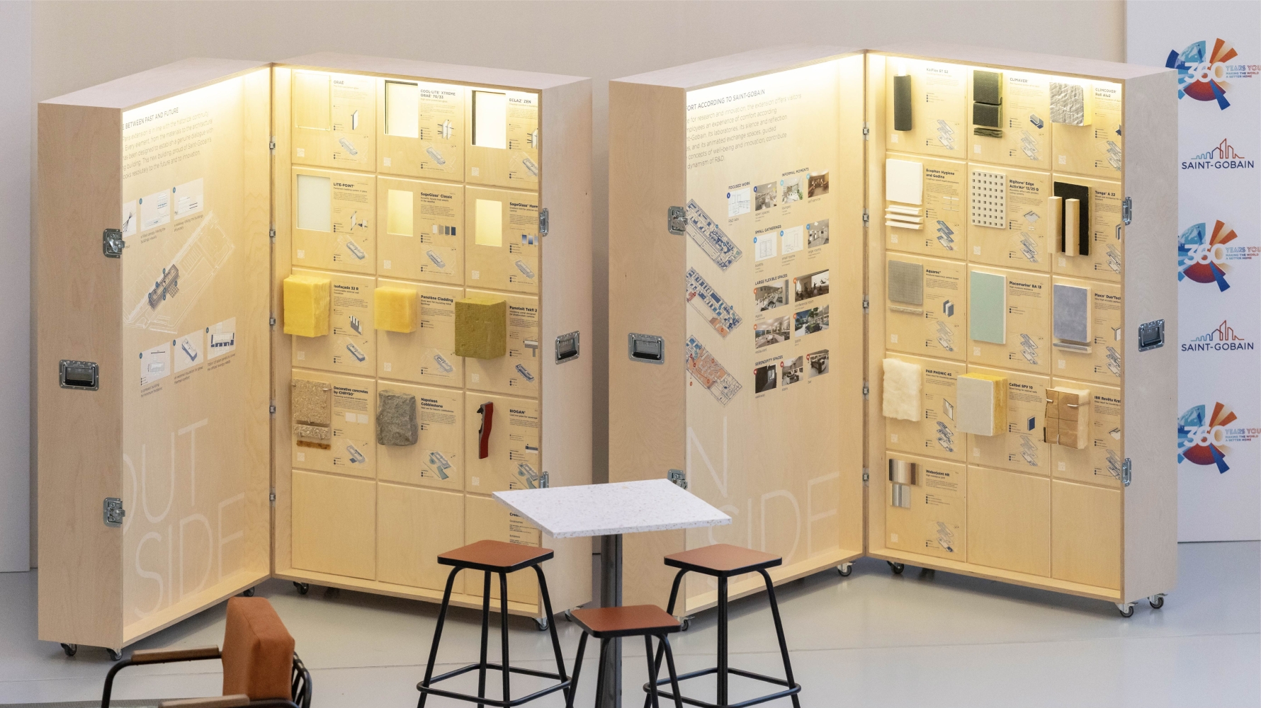 boîtes mobiles dans le hall du nouveau bâtiment de Saint-Gobain Research