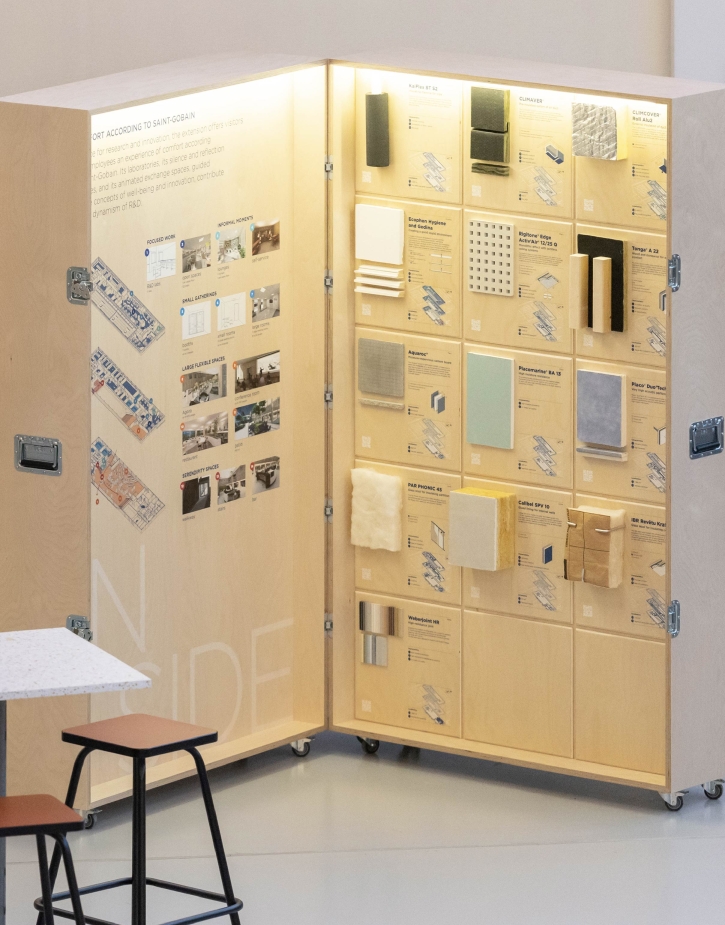 boîtes mobiles dans le hall du nouveau bâtiment de Saint-Gobain Research
