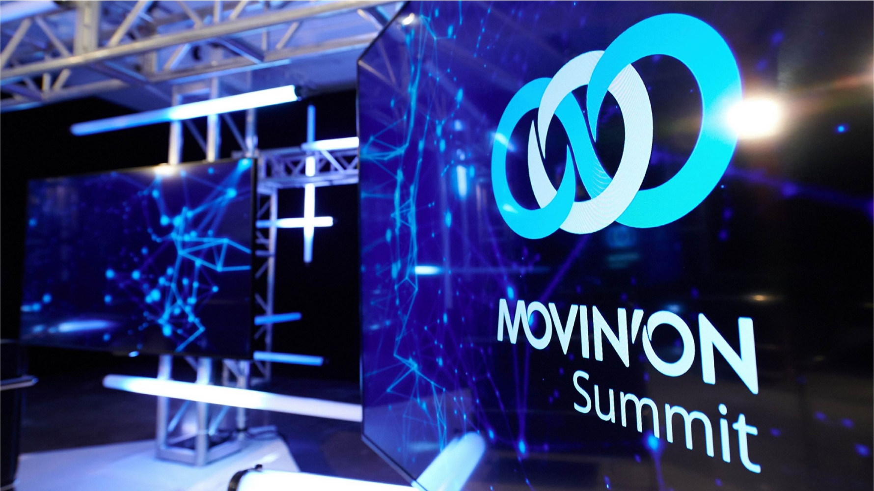 Plateau d'enregistrement du Movin'On Summit de juin 2021, un écran télé au premier plan