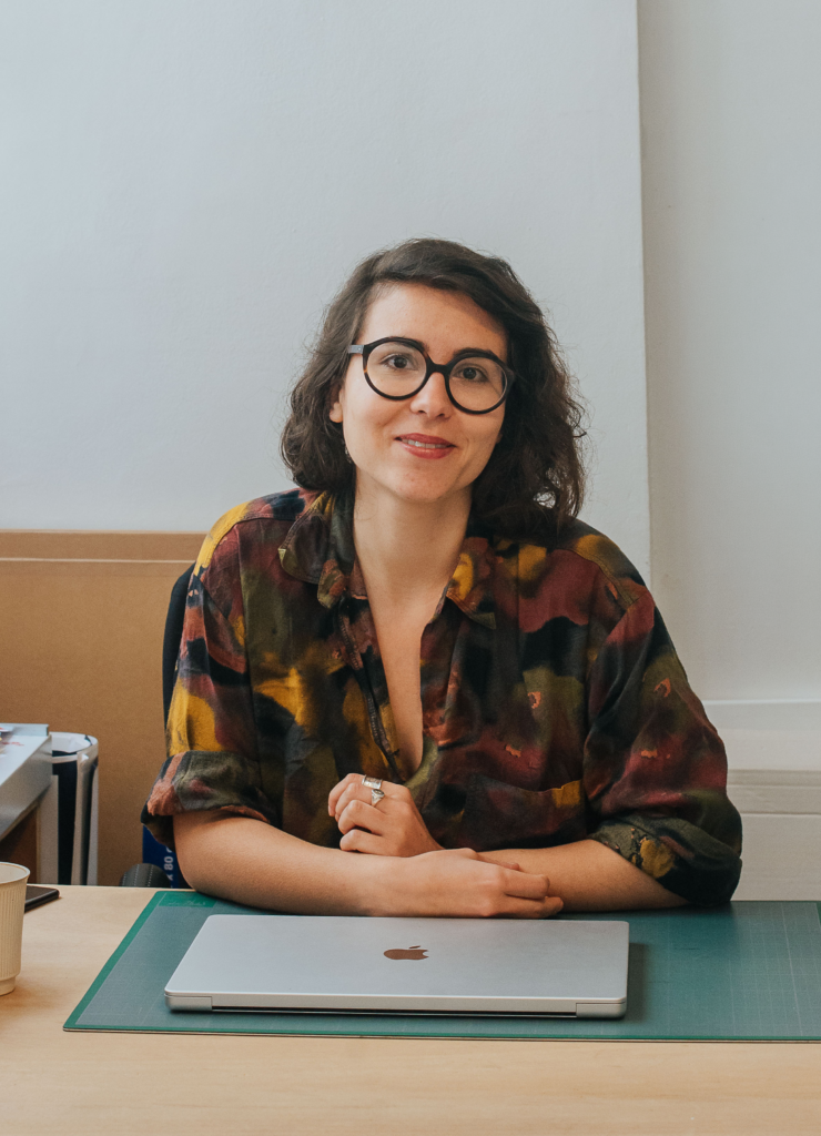portrait de Marine Depery, assise à son bureau avec son ordinateur