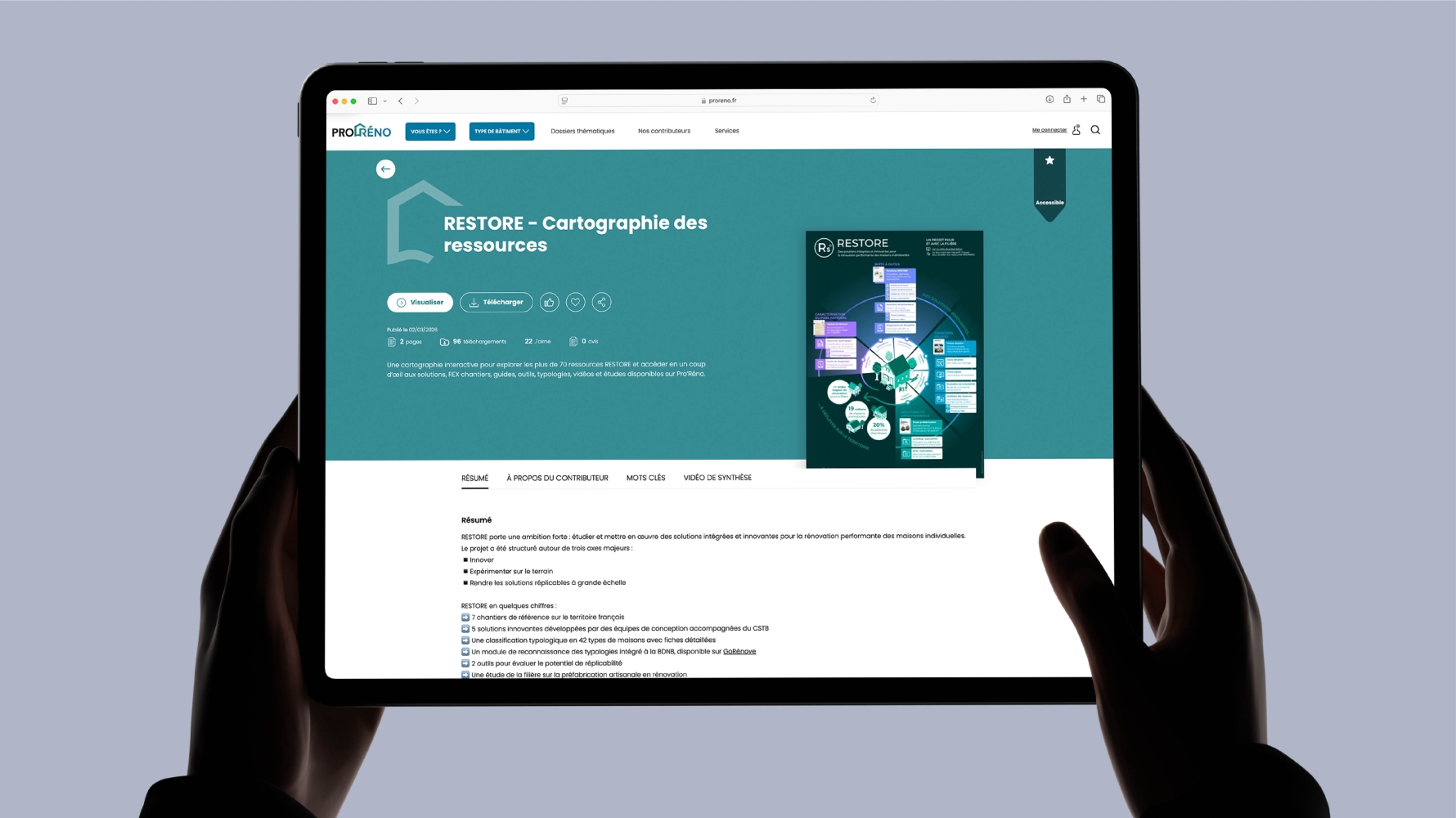 une personne a une tablette dans les mains et navigue sur la plateforme Pro Réno du CSTB