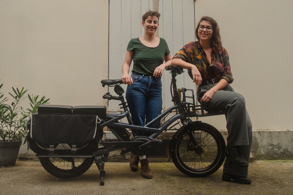 Marine et Louise de Studio Samedi sur leur vélo cargo