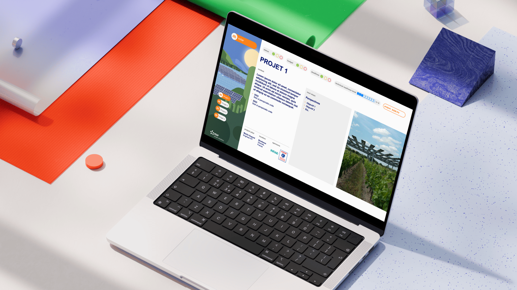 Ordinateur portable ouvert sur une slide projet